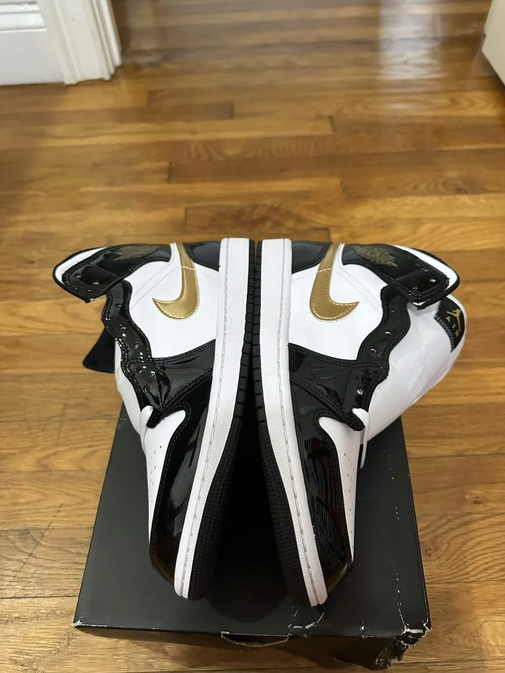 *Slightly Used* Jordan 1 Mid Men White Gold (852542-007) Size 8.5 *Damaged Box*